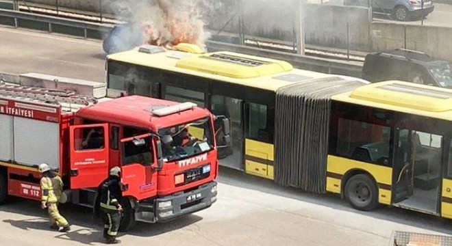 Belediye otobüsü, seyir halindeyken alev aldı