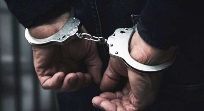 Belediyeye bıçakla girmeye çalışan 2 kişi tutuklandı
