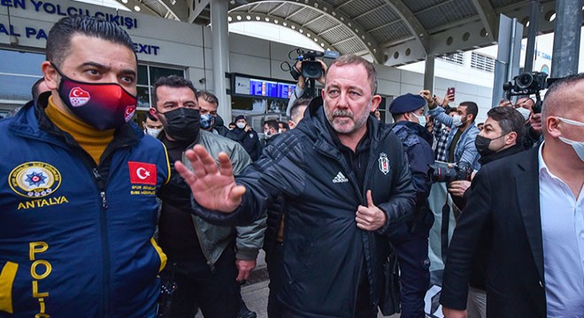 Beşiktaş a Antalya da coşkulu karşılama