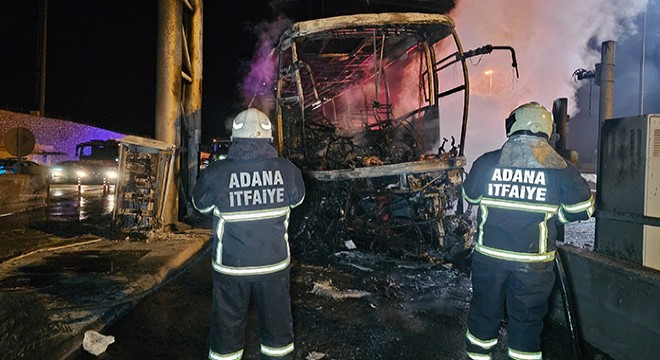 Beton bariyere çarpan yolcu otobüsü alev aldı: 6 yaralı