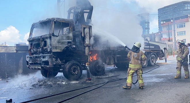Beton pompası kamyonu alev alev yandı