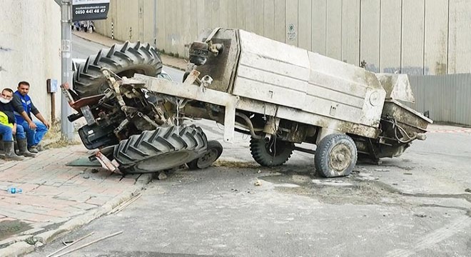 Beton yüklü traktör devrildi, şoförü yaralandı