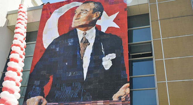 Bin çocuğun fırçasından bin parçalık Atatürk portresi
