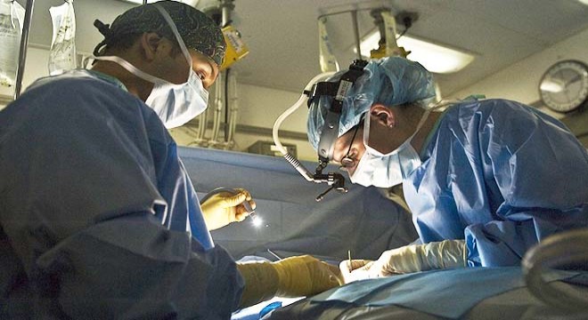 Bir kadının karnında cerrahi alet unutuldu