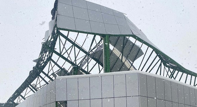 Biriken kardan pazar yerinin çatısı çöktü