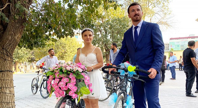 Bisiklette tanışıp, bisiklette evlendiler