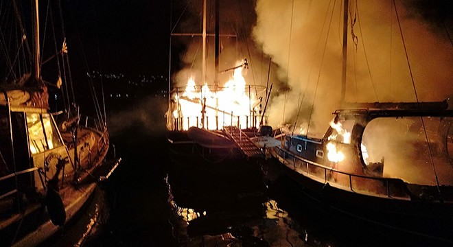 Bodrum da limandaki 2 tekne yandı