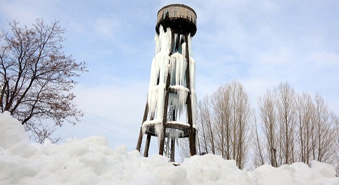 Boruları patlayan su deposu, buz kulesine döndü
