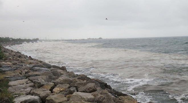 Bostancı sahilinde, yağmur ve rüzgar müsilaj yoğunluğu oluşturdu