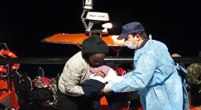 Botları su alınca Çıplak Ada ya çıkan 27 kaçak göçmen kurtarıldı