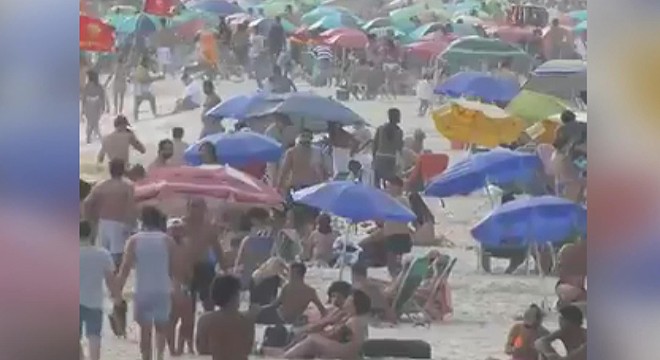 Brezilya’da koronavirüs tehdidine rağmen plajlar tıklım tıklım