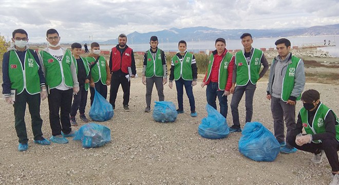 Burdur Gölü nde öğrenciler sahili temizledi