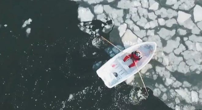 Buz kaplı denizde mahsur kalan kişi böyle kurtuldu