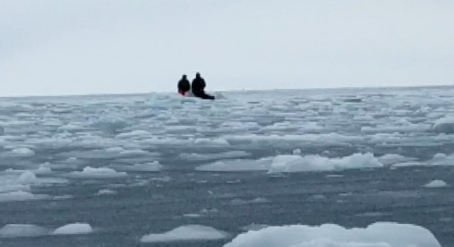 Buz kütlesi üzerinde mahsur kalanbalıkçılar 3.5 saatte kurtarıldı