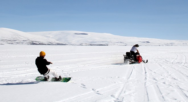 Buz tutan Çıldır Gölü nde snowboard ve drift