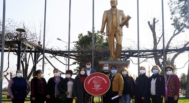 CHP li kadınlar Atatürk Anıtı na çelenk sundu