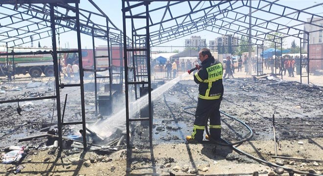 Çadır kentte eğitim ve etkinlikler için kullanılan 3 çadır yandı