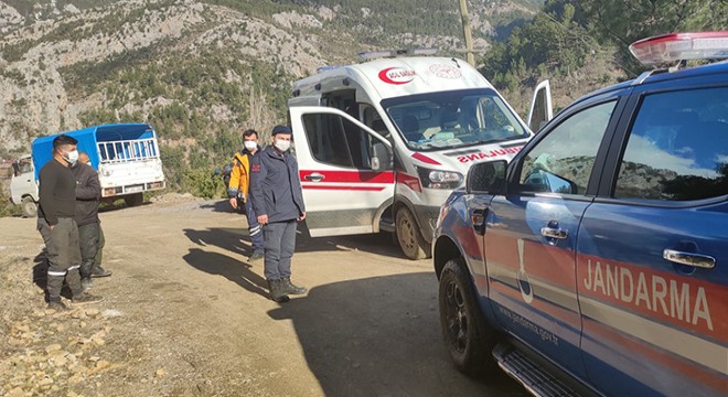 Çamura saplanan ambulansı jandarma kurtardı