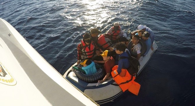 Çanakkale de 12 kaçak göçmen kurtarıldı