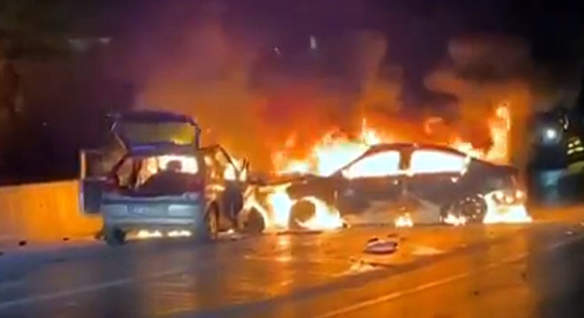 Çarpışan otomobiller yandı; 1 ölü, 3 yaralı