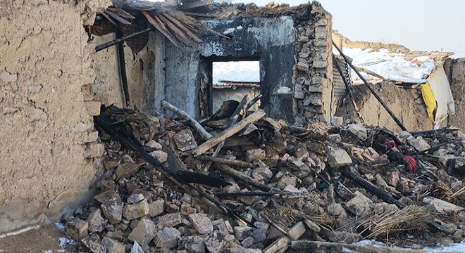 Çatı çöktü, 7 kişilik depremzede aile öldü