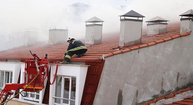 Çatısına yıldırım düşen binada yangın çıktı