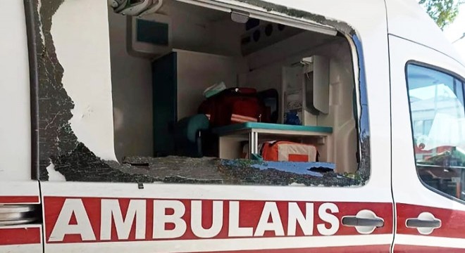 Çekiçle sağlık ekiplerine saldırıp, ambulansın camını kırdı