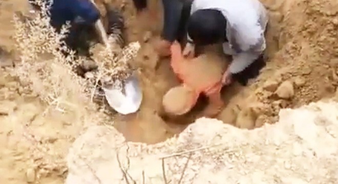 Çin’de toprak altında kalan 2 çocuk böyle kurtarıldı