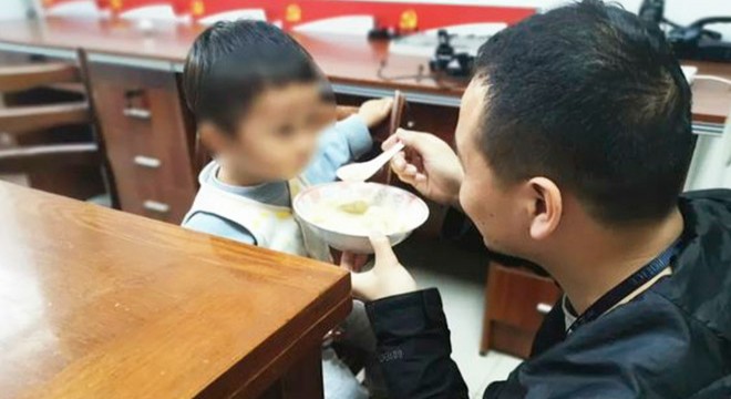 Çinli baba 2 yaşındaki oğlunu 202 bin TL ye sattı