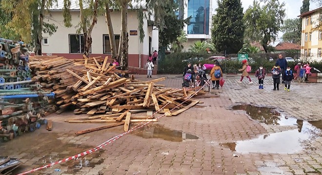 Çivili inşaat kalıplarının bırakıldığı okul bahçesinde oyun oynadılar