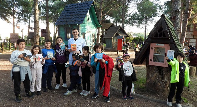 Çocuklar, Dokuma Park taki kütüphaneleri gezdi