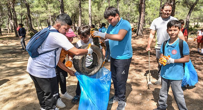 Antalya da çocuklar ormandan poşet poşet çöp topladılar