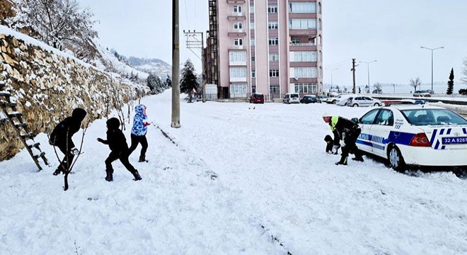 Çocuklar polisle kar topu oynadı