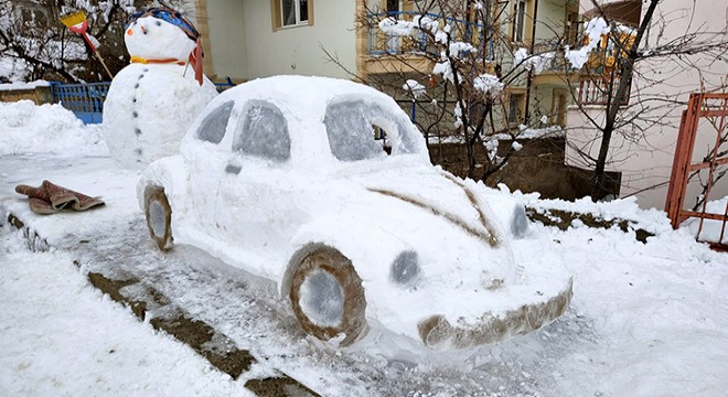 Çocukların kardan otomobili ilgi gördü