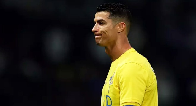 Cristiano Ronaldo  Messi  tezahüratlarına yine sabredemedi
