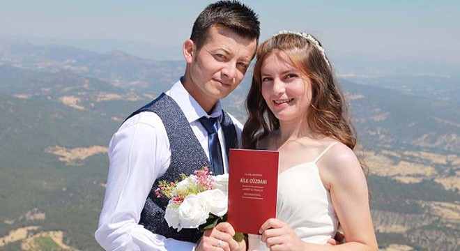 Dağın zirvesinde 2 bin 140 metrede nikah kıydılar