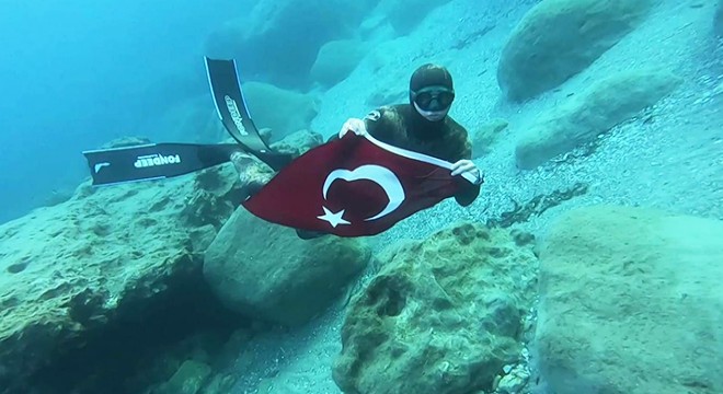 Denizde Türk bayrağı dalgalandırdı