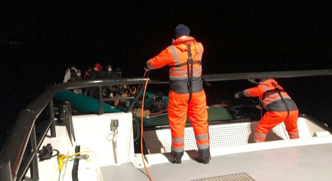 Denizde mahsur kalan 17 kaçak göçmen kurtarıldı