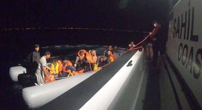Denizde sürüklenen 42 kaçak göçmen kurtarıldı
