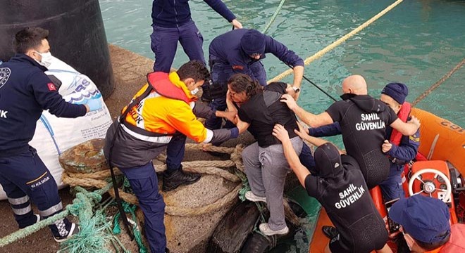 Denize düşen kadını, Sahil Güvenlik ekipleri kurtardı