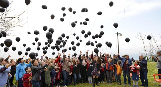 Depremde hayatını kaybedenler anısına siyah balon uçurdular
