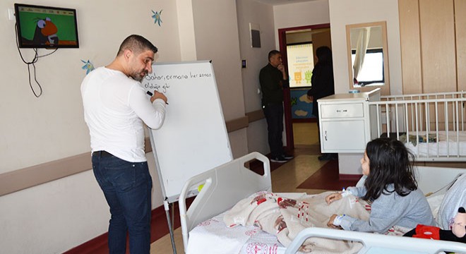 Depremde yaralanan çocuklar, hastanede eğitime başladı