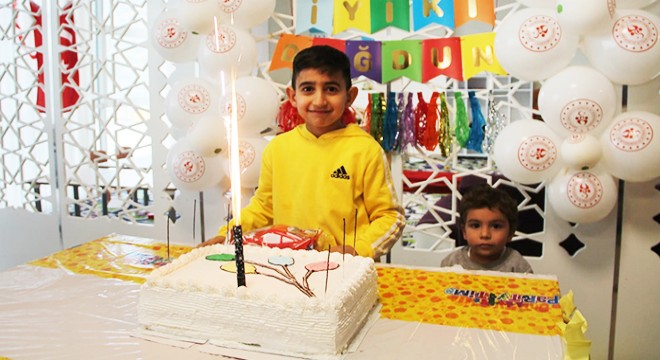 Depremzede Ali Kerem e doğum günü sürprizi