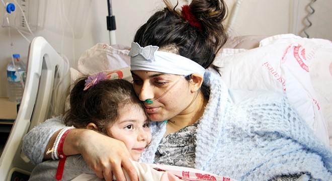 Depremzede anne ile kızı hastanede buluştu