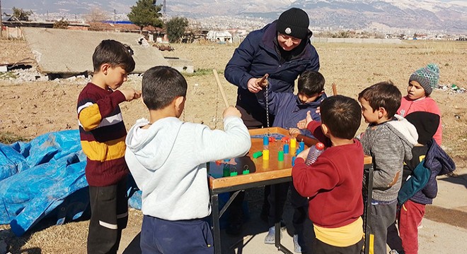 Depremzede çocuklar için oyun parkuru kuruldu