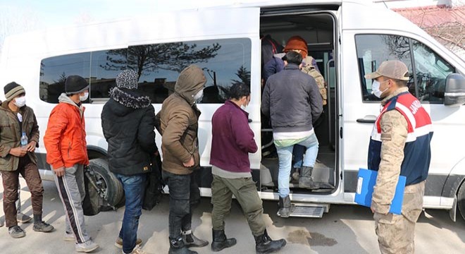 Dere yatağına gizlenmiş 116 kaçak göçmen yakalandı