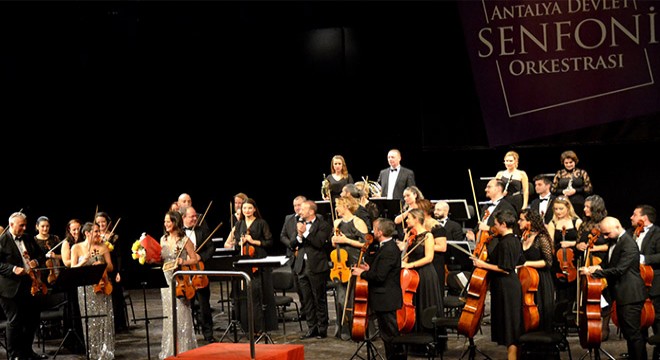 Devlet Senfoni den İsmet İnönü yü anma konseri