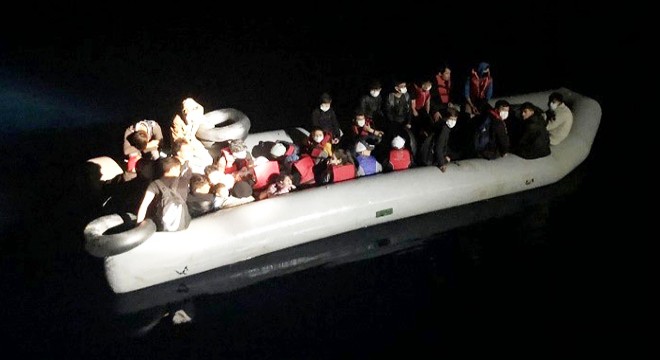 Dikili açıklarında lastik bottaki 31 kaçak göçmen kurtarıldı