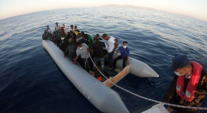 Dikili açıklarında, lastik bottaki 31 kaçak göçmen kurtarıldı