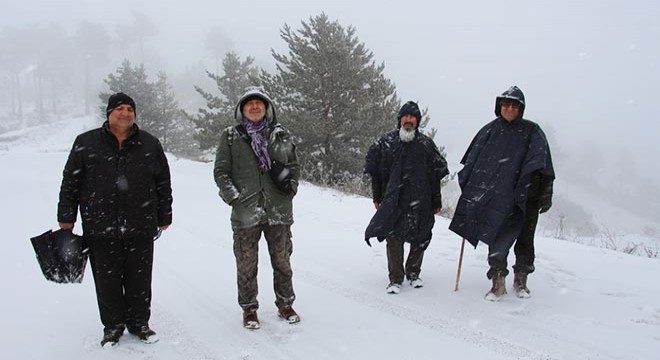 Doğaseverler kar altında sağlık için yürüdü